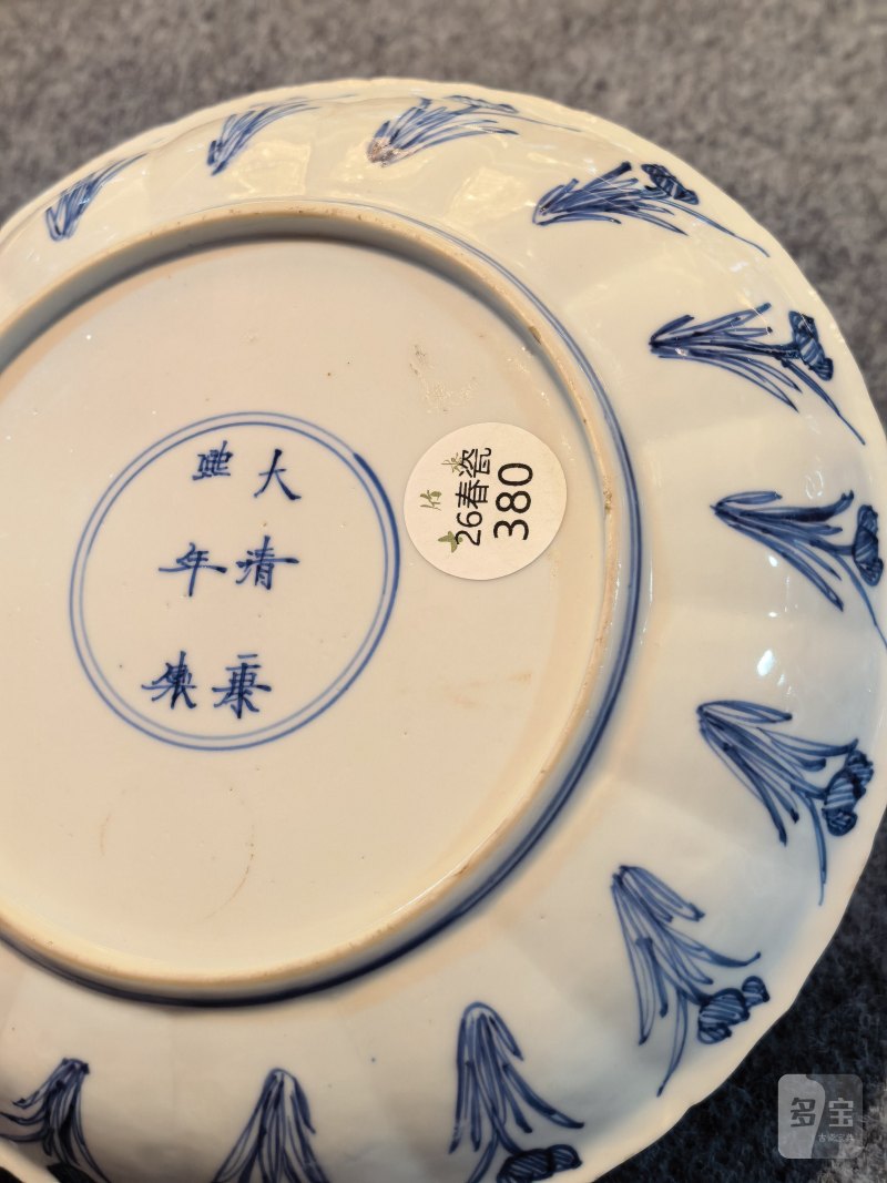 清康熙 青花人物瓜棱型盘一对 - 图20